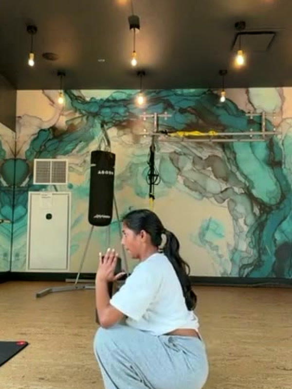 Anjali, a YourTrainer member in Chicago, USA, at the start of a video story